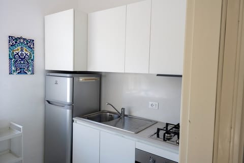 Full-size fridge, microwave, oven, stovetop