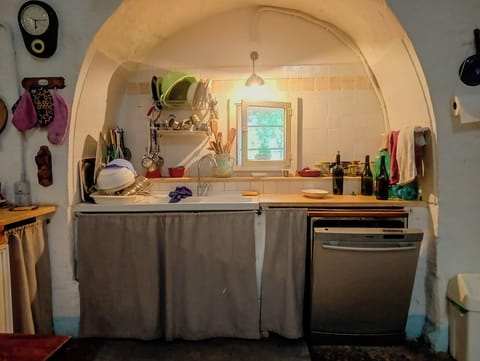 Full-size fridge, oven, stovetop, dishwasher