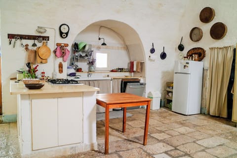 Full-size fridge, oven, stovetop, dishwasher