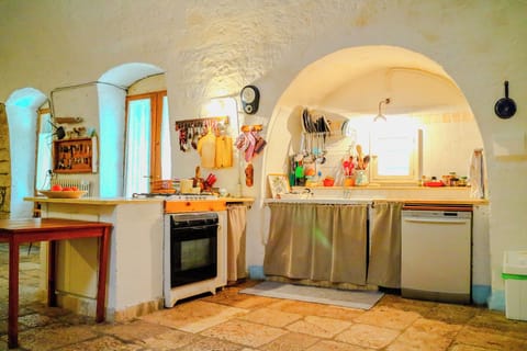 Full-size fridge, oven, stovetop, dishwasher