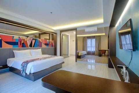 Suite Room | In-room safe, desk, free WiFi