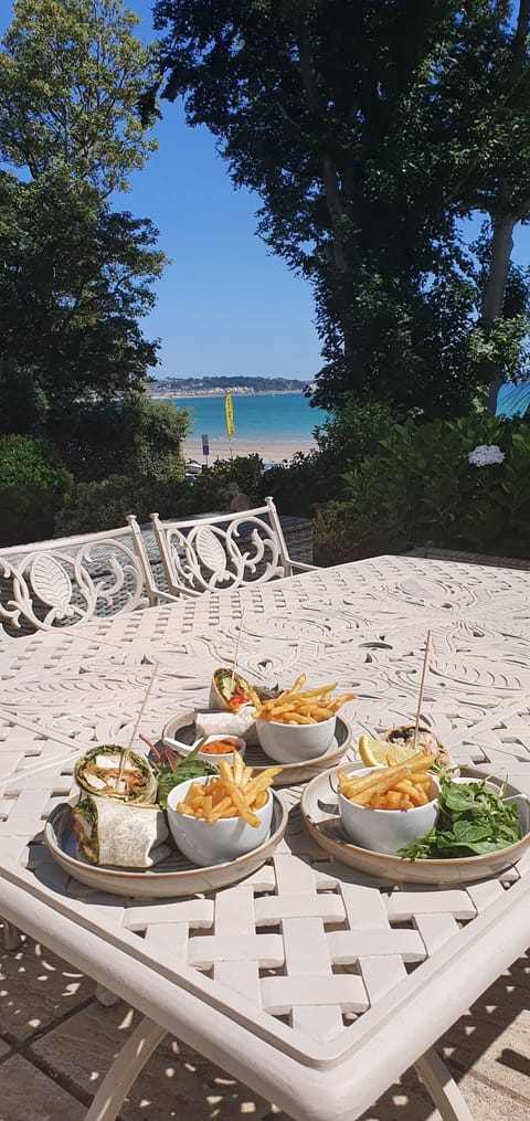 Lunch and dinner served