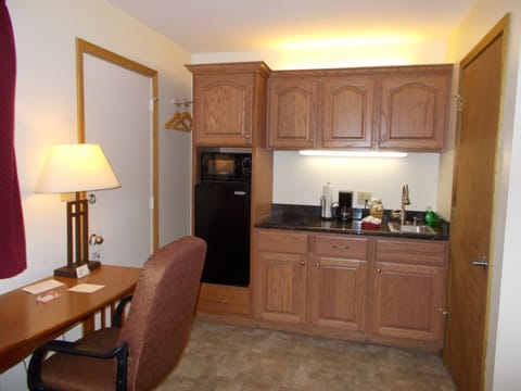 Premier Studio, 1 Queen Bed, Kitchenette | Private kitchenette | Fridge, microwave, coffee/tea maker
