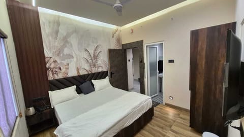 Deluxe Double Room | Laptop workspace, free WiFi