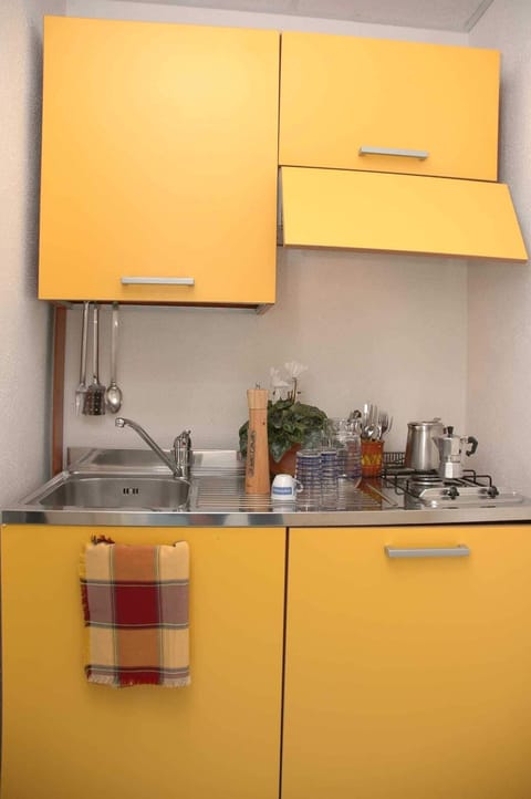 Studio, Garden View | Private kitchen