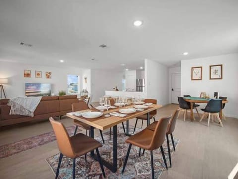 House, Multiple Beds, Patio, Garden View (The Oak Tree House) | Dining