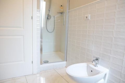 Standard Double Room | Bathroom