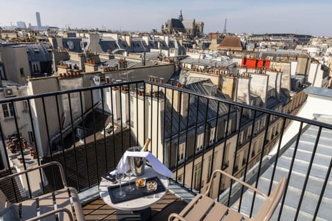 Prestige room with rooftop 360° view | Premium bedding, in-room safe, desk, laptop workspace