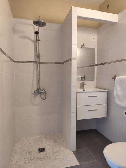 Standard Room | Bathroom