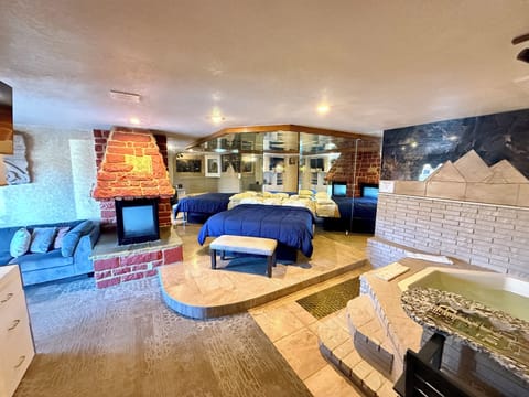 Suite, 1 King Bed, Jetted Tub | Living area
