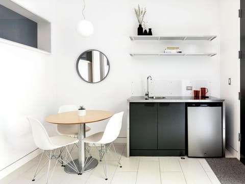 Premier Suite (Suite A) | Private kitchenette | Fridge, microwave