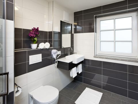 Superior Quadruple Room | Bathroom | Hair dryer, towels, soap, shampoo