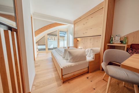 Grand Room | Premium bedding, down comforters, pillowtop beds, in-room safe