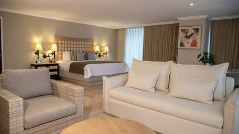 Junior Suite Golf View King | Premium bedding, down comforters, pillowtop beds, in-room safe