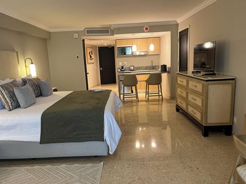 Princesa Loft Golf View King | Premium bedding, down comforters, pillowtop beds, in-room safe