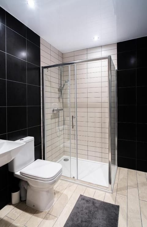 Double or Twin Room | Bathroom | Slippers, shampoo, toilet paper