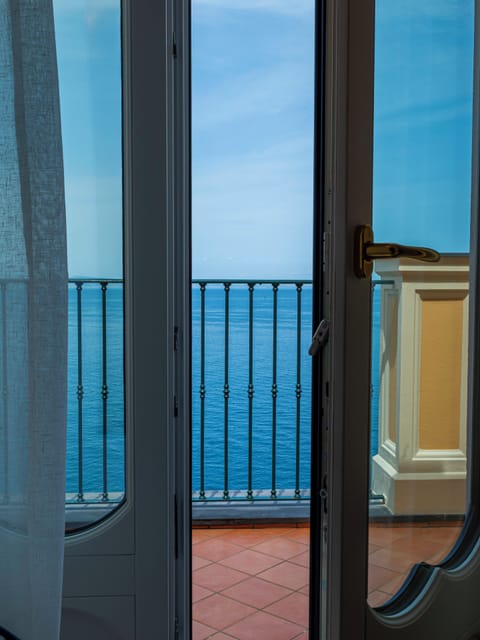 Minibar (free items), in-room safe, soundproofing, WiFi (free)