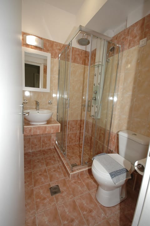 Standard Room | Bathroom | Shower, hydromassage showerhead, hair dryer, towels