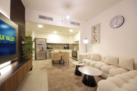 Luxury Apartment, 2 Bedrooms, Balcony, Pool View | Living area