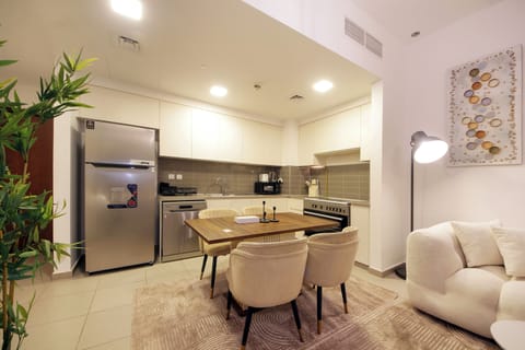 Luxury Apartment, 2 Bedrooms, Balcony, Pool View | Private kitchen | Full-size fridge, microwave, oven, stovetop