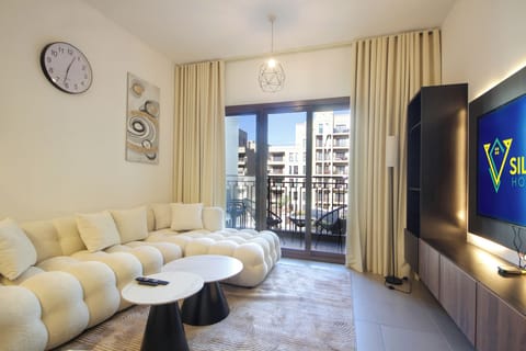 Luxury Apartment, 2 Bedrooms, Balcony, Pool View | Living area