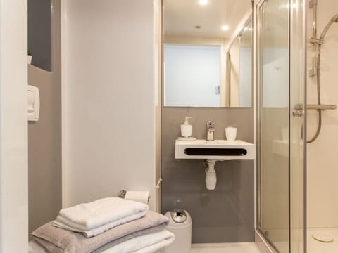 Basic Studio | Bathroom | Shower