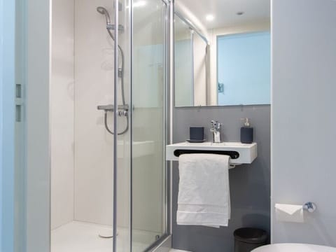 Basic Studio | Bathroom | Shower