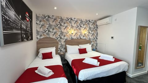 Classic Triple Room | Desk, laptop workspace, free WiFi