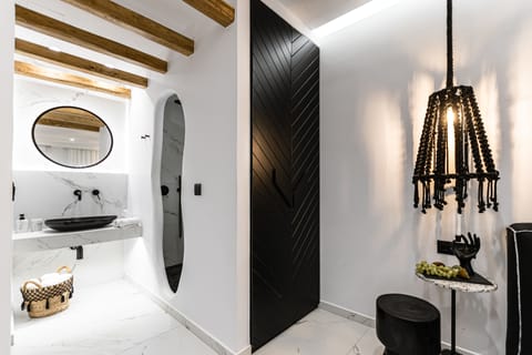 Deluxe suite 3 | Bathroom sink