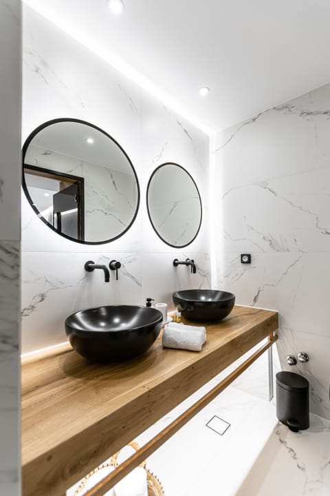 Deluxe suite 1 | Bathroom | Shower, rainfall showerhead, free toiletries, hair dryer