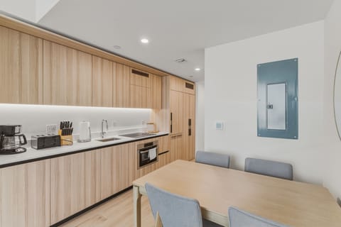 Apartment, 2 Bedrooms, City View | Dining room