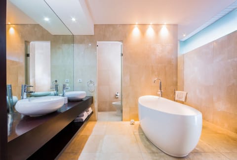 Garden Pool Suite at Montigo Retreat | Bathroom | Free toiletries, hair dryer, bathrobes, slippers