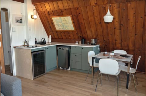 Cabin Suite 1 - The queen bed with 2 occupancy | Private kitchen