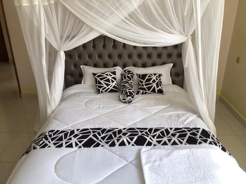 Deluxe Single Room | Free WiFi, bed sheets