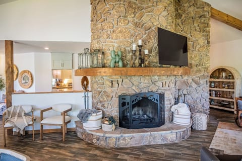 House (5 Bedrooms) | Interior