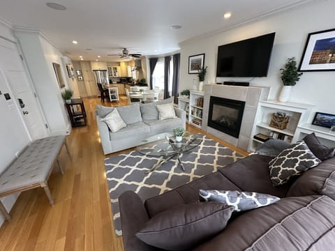 House, 6 Bedrooms | Living area | Smart TV