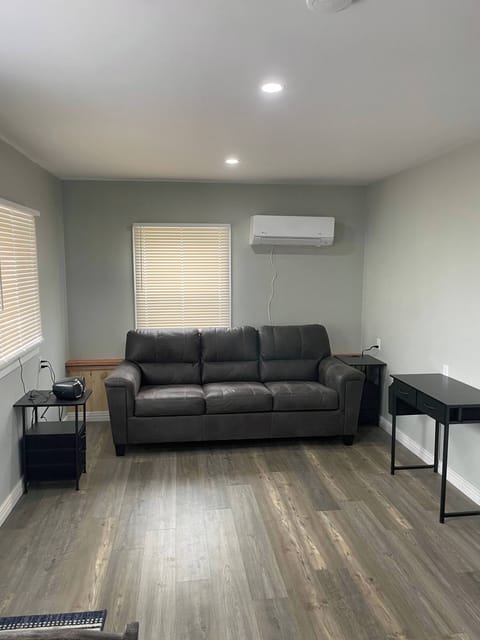 House, 1 Bedroom, Accessible, Smoking | Living room | Books