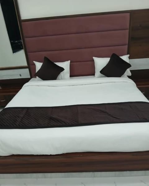In-room safe, desk, soundproofing, iron/ironing board