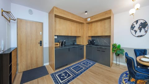 Apartament (208) | Private kitchen | Fridge, stovetop, electric kettle, cookware/dishes/utensils