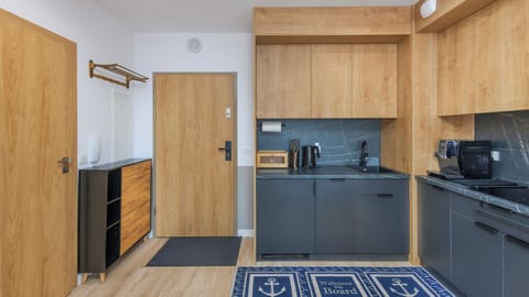 Apartament (208) | Private kitchen | Fridge, stovetop, electric kettle, cookware/dishes/utensils