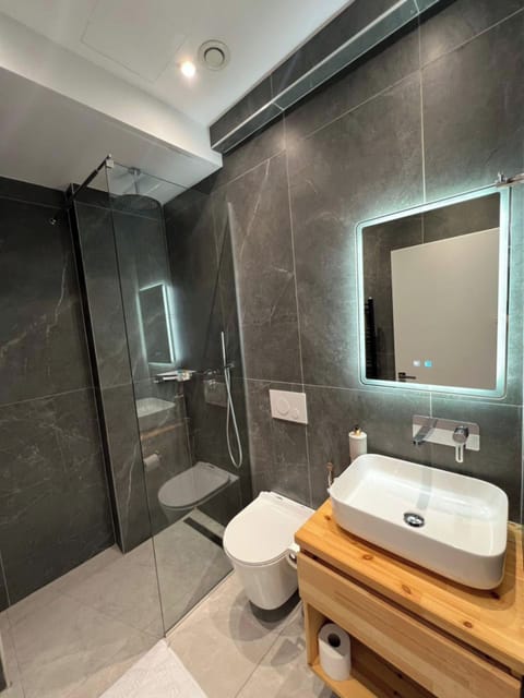 Deluxe Double Room, Balcony, Sea View | Bathroom | Shower, hair dryer, towels, toilet paper