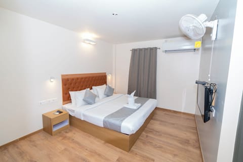 Standard Room | Desk, laptop workspace, blackout drapes, soundproofing