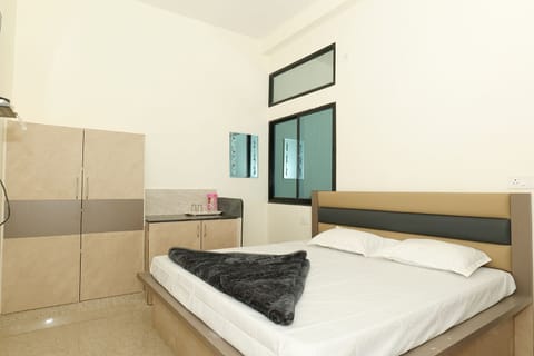 Deluxe Double Room | Desk