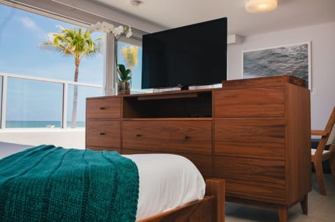 Ocean Front Efficiency (7) | Premium bedding, Tempur-Pedic beds, in-room safe, iron/ironing board