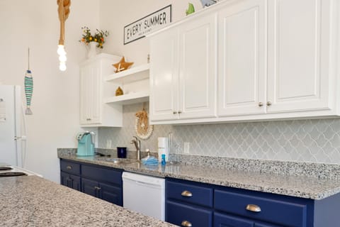 House, 1 Queen Bed with Sofa bed (40th Street Cottage) | Interior