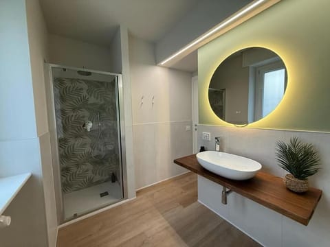 Deluxe Triple Room | Bathroom