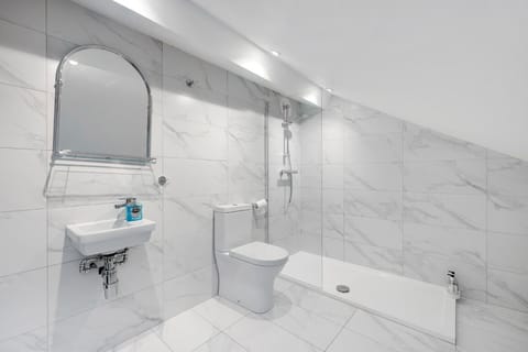 Standard Double or Twin Room, Non Smoking | Bathroom | Shower, rainfall showerhead, free toiletries, hair dryer