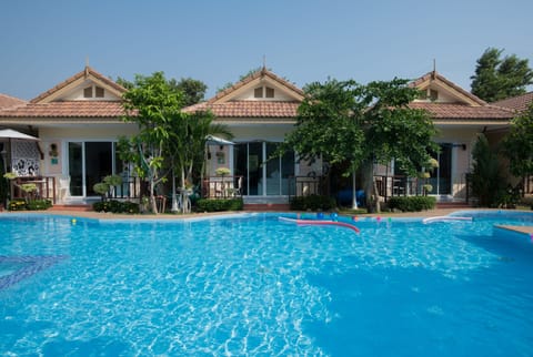 Outdoor pool, sun loungers