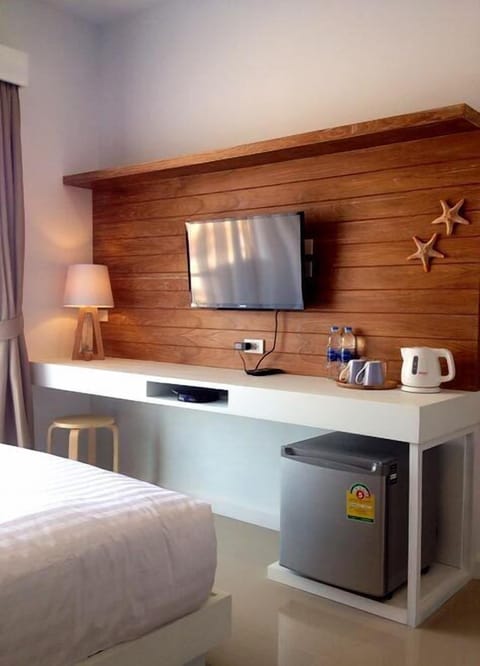 Deluxe Room, 1 Double Bed, Mountain View | Room amenity