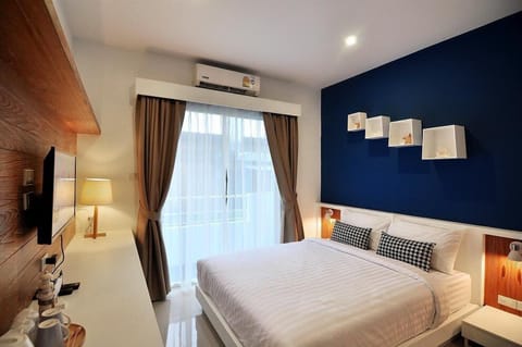 Deluxe Room, 1 Double Bed, Mountain View | In-room safe, desk, blackout drapes, free WiFi